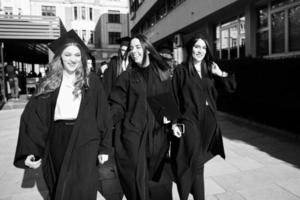 groep van verschillend Internationale afstuderen studenten vieren foto