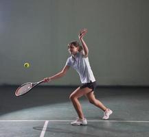 spelen tennis binnenshuis foto