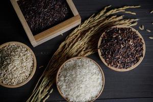 Japan rijst- met Thais jasmijn rijst- en rijstveld rijst- zaad Aan houten tafel foto
