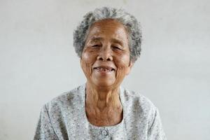 grijnzend van gelukkig Aziatisch ouderen senior Aan wit achtergrond foto