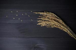 oren van jasmijn rijst- en droog rijst- in houten stoutmoedig Aan houten tafel foto