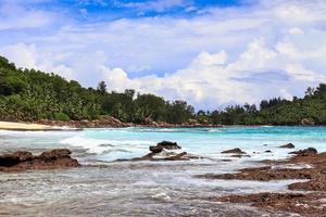 zonnig dag strand visie Aan de paradijs eilanden Seychellen foto