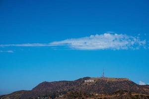 los engelen, Verenigde Staten van Amerika - juli, 2022 Hollywood teken onder blauw lucht in Californië foto