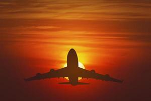 silhouet vliegtuig Bij zonsondergang foto