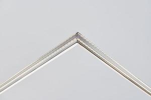 strip led lamp verlichting met vierkant aluminium profiel op verlaagd plafond in huis, fragment, close foto