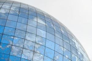glazen bolvormig modern gebouw met weerspiegeling van de blauwe lucht foto