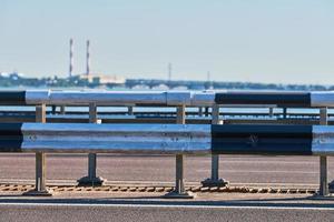 verkeer barrière Aan brug snelweg weg. foto