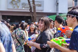 Siam vierkant, Bangkok, Thailand - apr 13, 2019 kort actie van mensen doet mee vieringen van de Thais nieuw jaar of songkran in Siam vierkant. foto