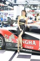 nietthaburi, Thailand - dec 3, 2019 niet geïdentificeerd model- poses met een auto Bij de 36e motor expo Thailand 2019 Bij gevolg arena, Muang string dan ik, nietthaburi, Thailand. foto