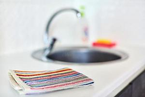 keuken handdoek en wastafel zonder vuil gerechten achtergrond. foto