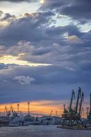 in de avond, de een deel van haven met kranen.klaar naar laden containers van lading schepen. foto