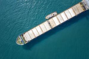 groot leeg schip Bij zee. antenne top visie van lading schip vaartuig import-export het zeilen. foto