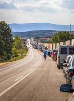 kalkoen grens, kalkoen - augustus 30, 2019. vrachtwagens en auto's aan het wachten in lang lijnen naar kruis de Internationale grens foto