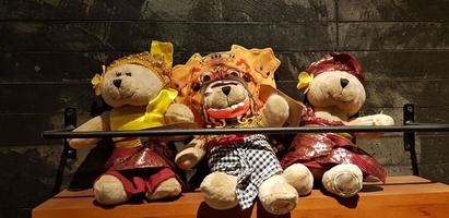 groep van pluizig gevuld beer speelgoed vervelend divers kleren, teddy beer gevuld dier foto