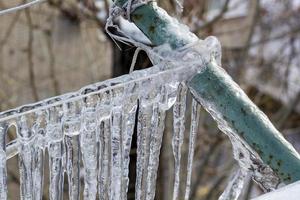 slinger van ijspegels Aan een touw in winter. foto