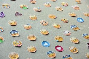 ternopil, Oekraïne - mei 8, 2022 groot reeks van stickers met emoji geel gezichten. emoji is een pictogram of smiley ingebed in tekst en gebruikt in elektronisch berichten en web bladzijde foto