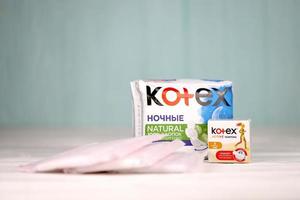 ternopil, Oekraïne - april 24, 2022 kotex productie met logo. kotex is een merk van vrouwelijk hygiëne producten, omvat maxi, dun en ultra dun kussentjes. foto
