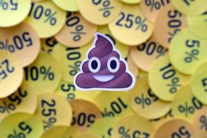 ternopil, Oekraïne - mei 8, 2022 shit emoji sticker Aan groot bedrag van geel stickers met percentage waarden voor zwart vrijdag of cyber maandag foto