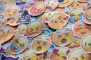 ternopil, Oekraïne - mei 8, 2022 groot reeks van stickers met emoji geel gezichten. emoji is een pictogram of smiley ingebed in tekst en gebruikt in elektronisch berichten en web bladzijde foto