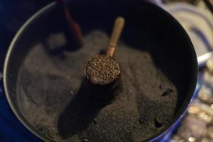 koffie Aan zand. maken koffie Bij festival. bruin schuim. foto