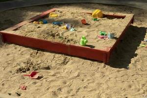 kinderen speelplaats met zand. kinderen zandbak Aan straat. plaats voor spel kinderen. zand met speelgoed. foto