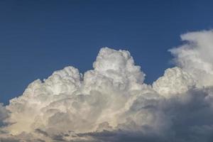 mooi lucht met wolken in de zomer foto