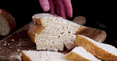 scheur uit stukken van een brood van brood foto