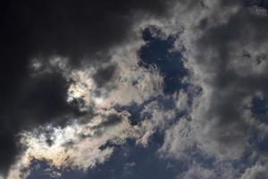 mooi lucht met wolken in de zomer foto