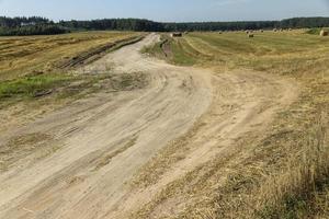 landelijk weg voor auto's en vervoer foto