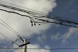 elektrisch draden tegen lucht. draden Aan palen. foto