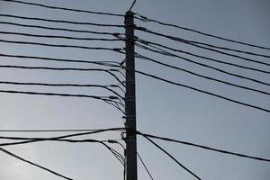 draden tegen lucht. veel van elektrisch draden. foto