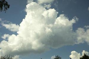 zomer wolken. hemels landschap. luchtmassa's. fris weer. foto