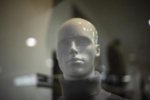 mannequin in kleding op te slaan. hoofd is gemaakt van wit plastic. licht Aan mannequin. foto