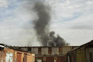 brand op het platteland. zwarte rook en vuur. het is oostelijke situatie. foto