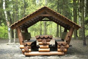 cabine voor ontspanning in Woud. plaats voor picknick in natuur. log structuur. foto