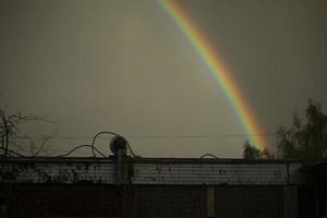 regenboog in de lucht. prachtig weer. ontleding van licht in kleuren. foto