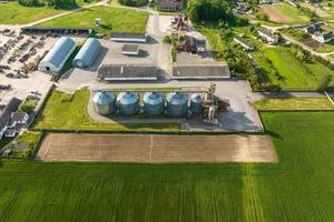 luchtfoto op agro silo's graanschuur lift op agro-verwerkingsfabriek voor verwerking droogreiniging en opslag van landbouwproducten, meel, granen en graan. foto