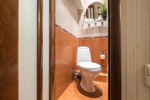 toilet en detail van een hoekdouchecabine met wandmontage douchebevestiging foto