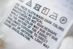kleding etiket label met wasserij zorg instructies foto