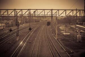 spoorweg bijhouden Bij trein station foto