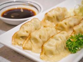 gyoza dumplings met groenten foto