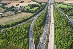 antenne visie van Brits snelwegen met snel in beweging verkeer foto