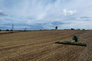 hoog hoek visie van koeien begrazing Aan veld- tegen lucht. prachtig hoog hoek antenne visie van dier boerderij Bij Brits agrarisch veld- in de buurt Londen Engeland Super goed Brittannië van uk foto