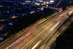 hoog hoek visie van Brits snelwegen met verkeer. de antenne beeldmateriaal van Brits wegen en snelwegen Bij tussen m1 knooppunt 7 en 9 Bij zonsondergang. de beeldmateriaal gevangen genomen Aan 09-07-2022 met drone's camera foto