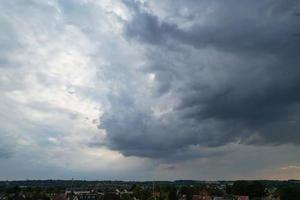 prachtig antenne visie van dramatisch wolken over- stad foto