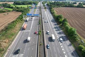 antenne visie van Brits snelwegen met snel in beweging verkeer foto