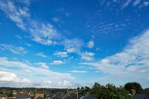 mooi en dramatisch wolken over- Brits stad foto