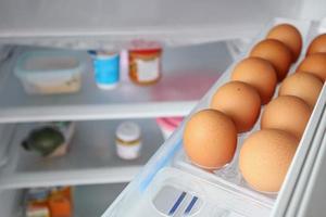 eieren schikken op koelkastplank foto