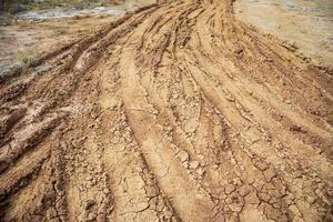 wielsporen op landelijke onverharde weg foto