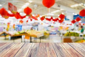 hout tafel met abstract supermarkt wazig achtergrond foto